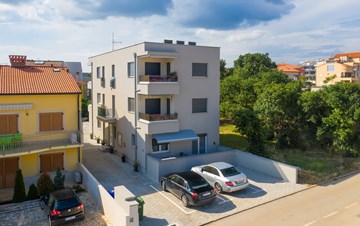 The building near the beach offers a modern apartment in Medulin