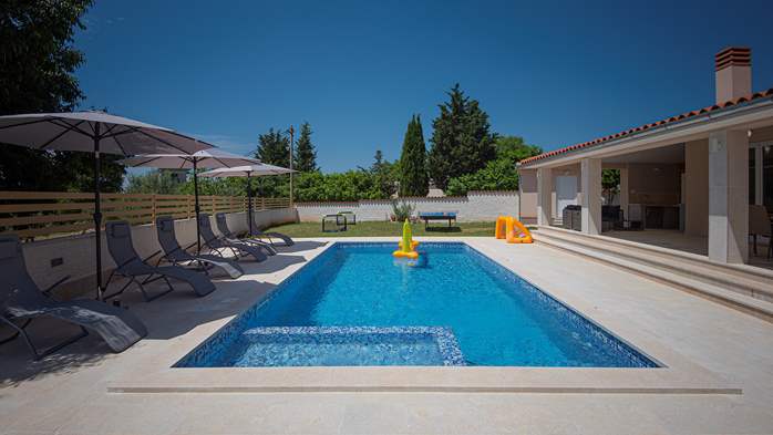 Spacious villa with three bedrooms and a heated pool, 2