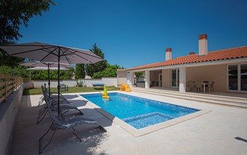 Spacious villa with three bedrooms and a heated pool