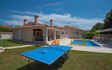 Spacious villa with three bedrooms and a heated pool