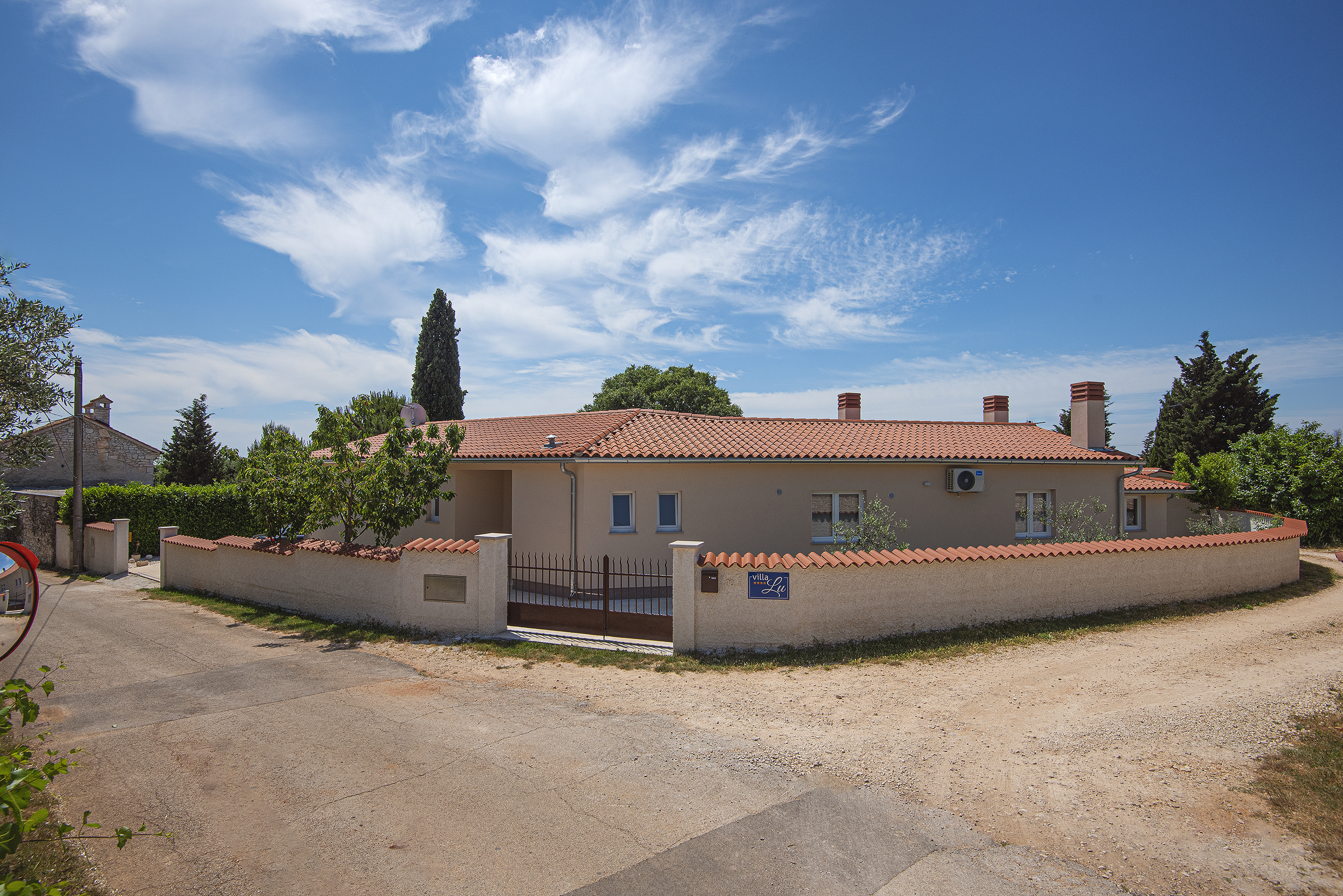 Geräumige Villa mit drei Schlafzimmern und beheizter Pool