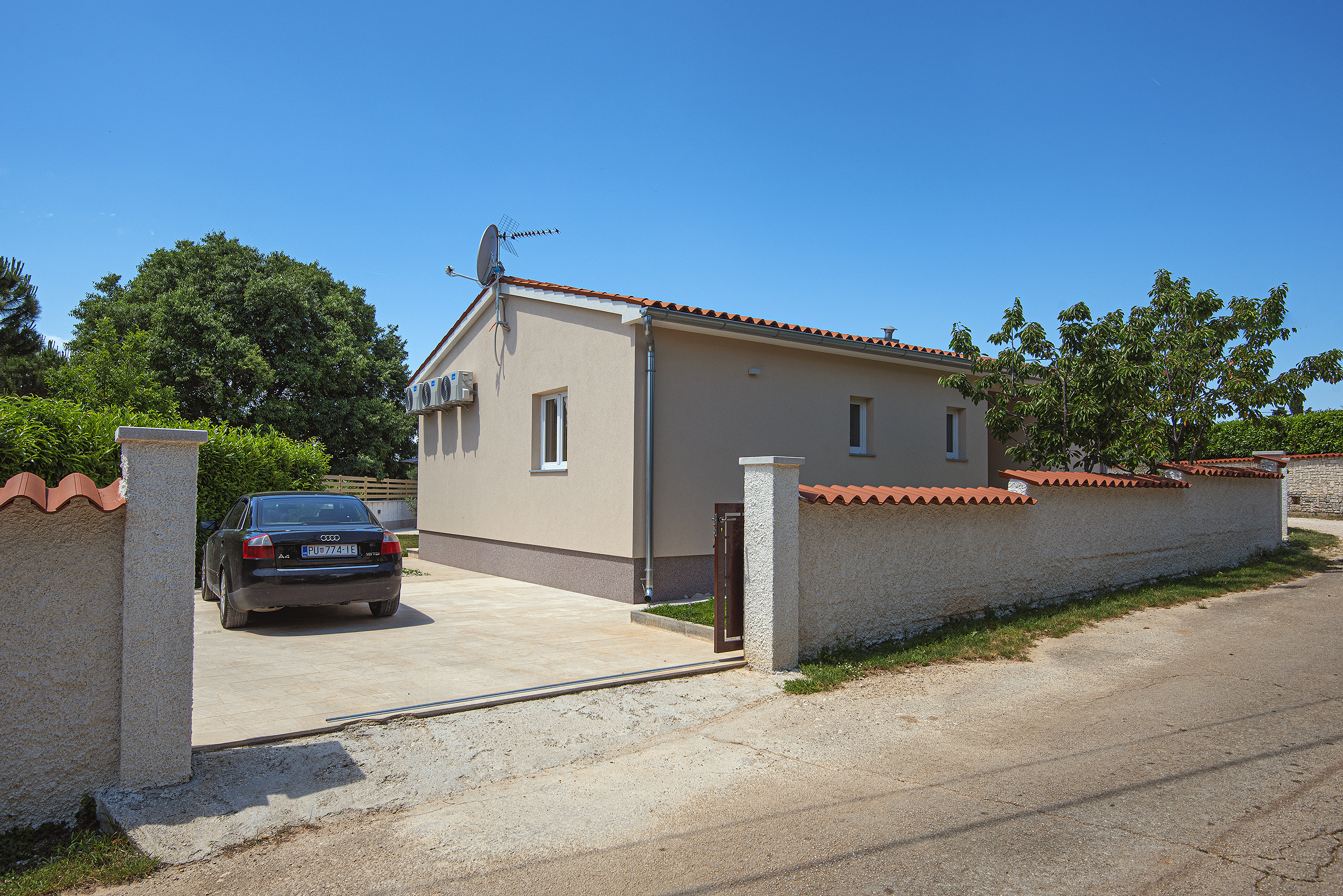 Geräumige Villa mit drei Schlafzimmern und beheizter Pool