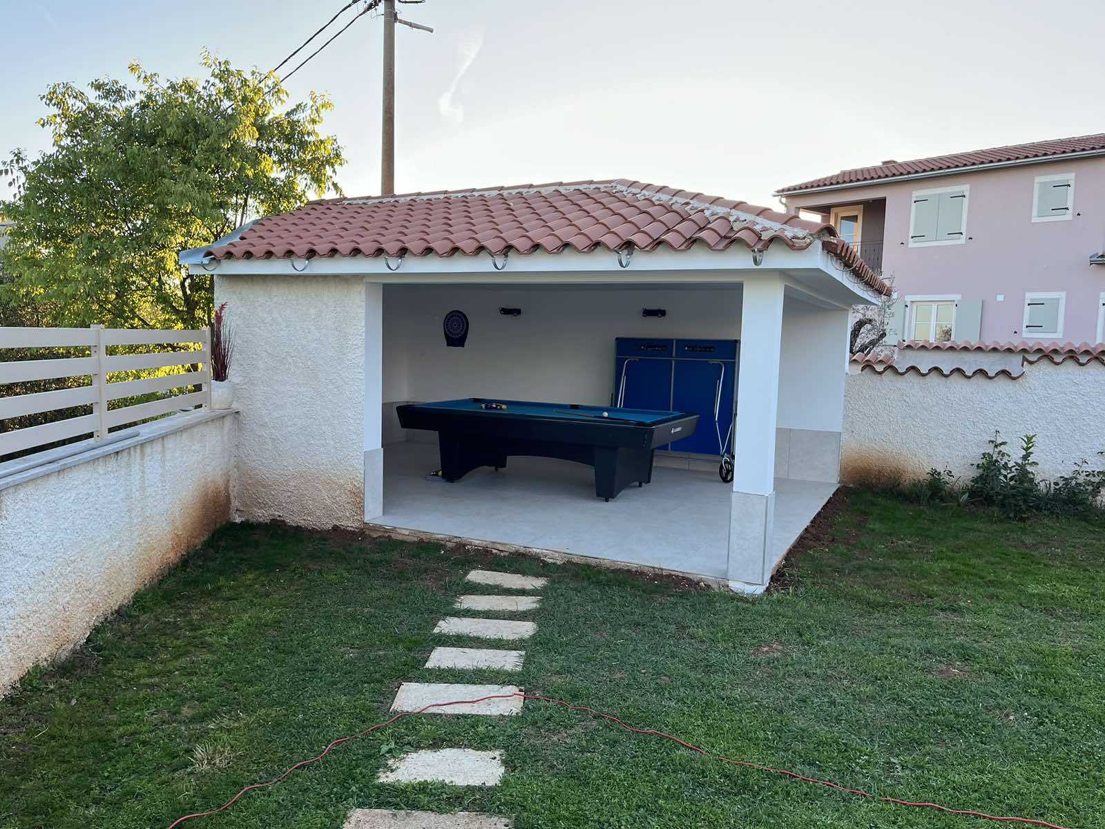 Geräumige Villa mit drei Schlafzimmern und beheizter Pool