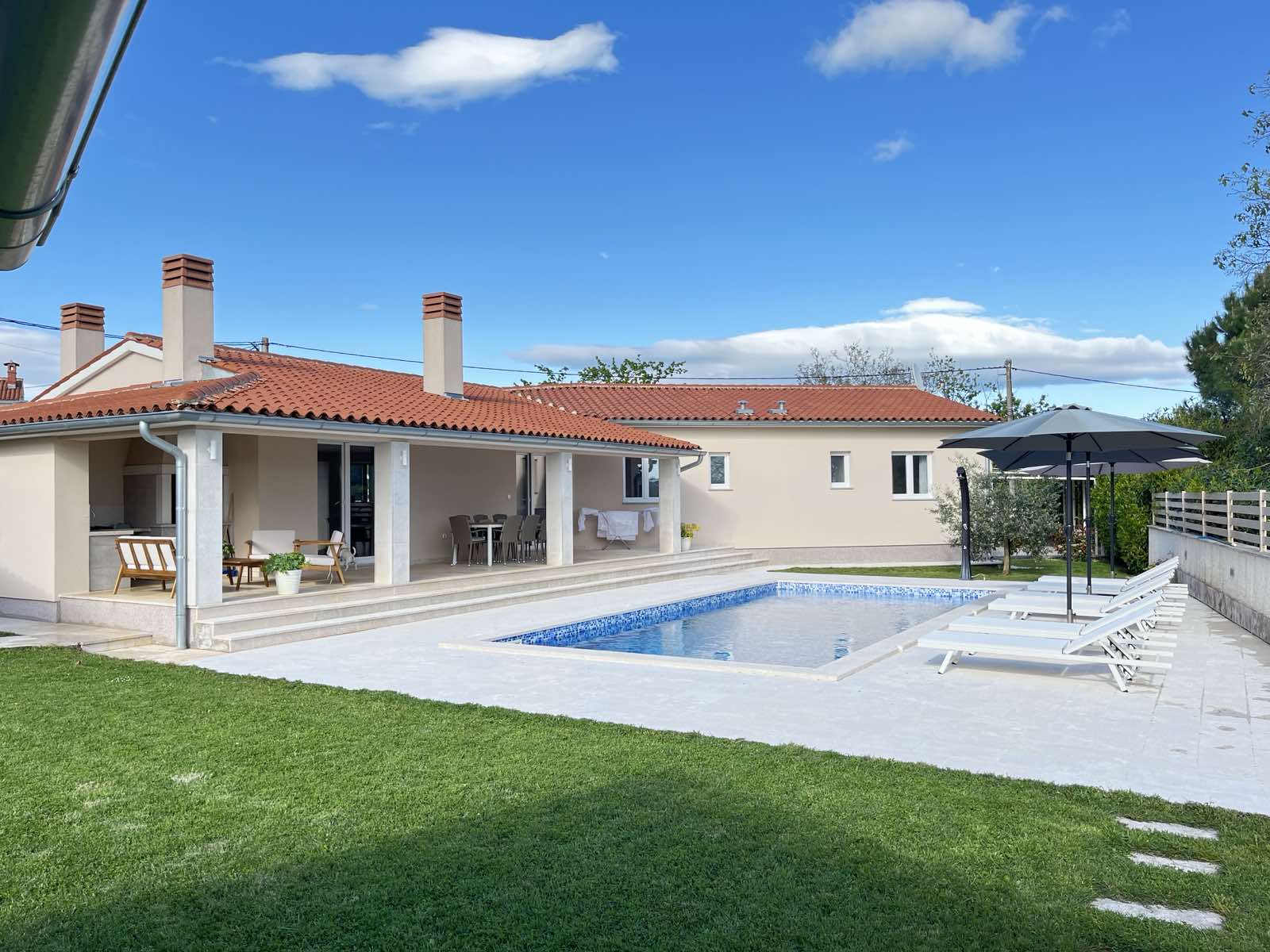 Geräumige Villa mit drei Schlafzimmern und beheizter Pool