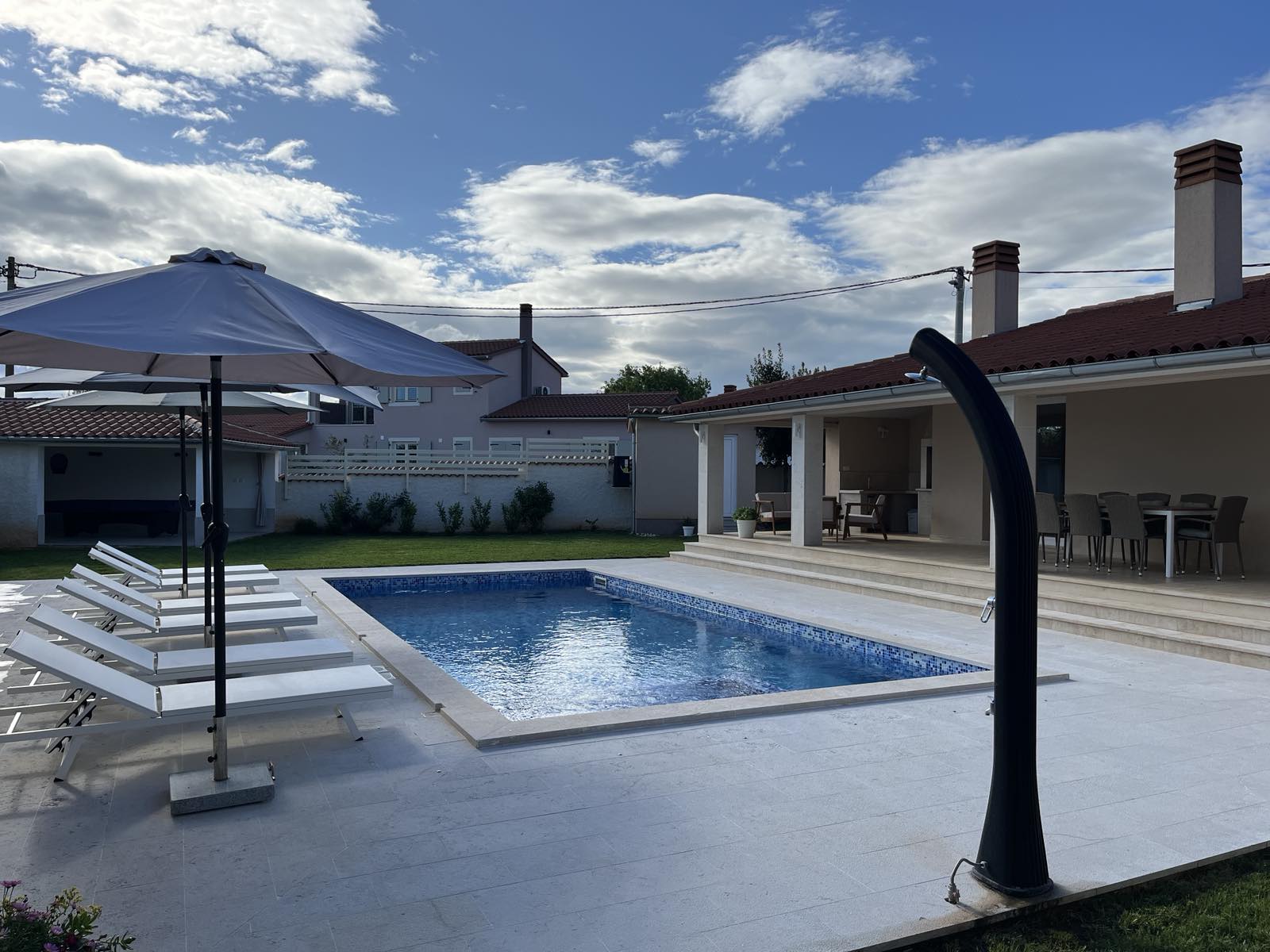 Geräumige Villa mit drei Schlafzimmern und beheizter Pool