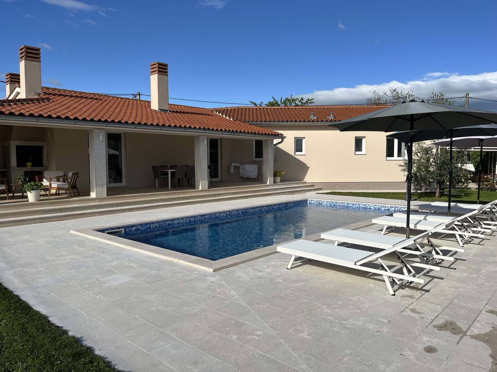 Geräumige Villa mit drei Schlafzimmern und beheizter Pool