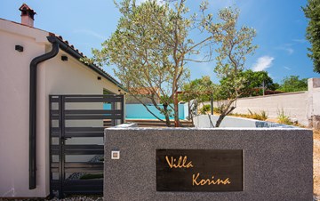 Wunderschön eingerichtete Villa mit privatem Pool und Terrasse
