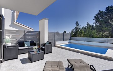 Schöne Villa mit dem Pool in Liznjan, mit zwei Schlafzimmern