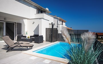 Modern villa in Liznjan, with two bedrooms and a private pool