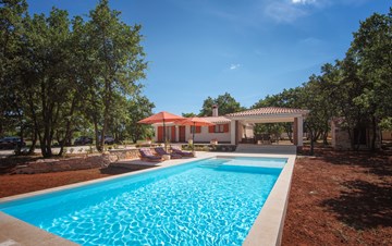 Villa with private pool for 4 persons, on a spacious property
