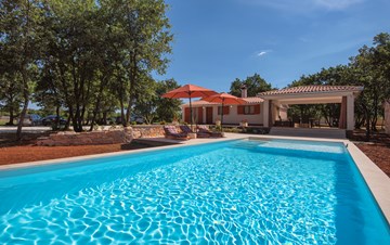 Villa with private pool for 4 persons, on a spacious property