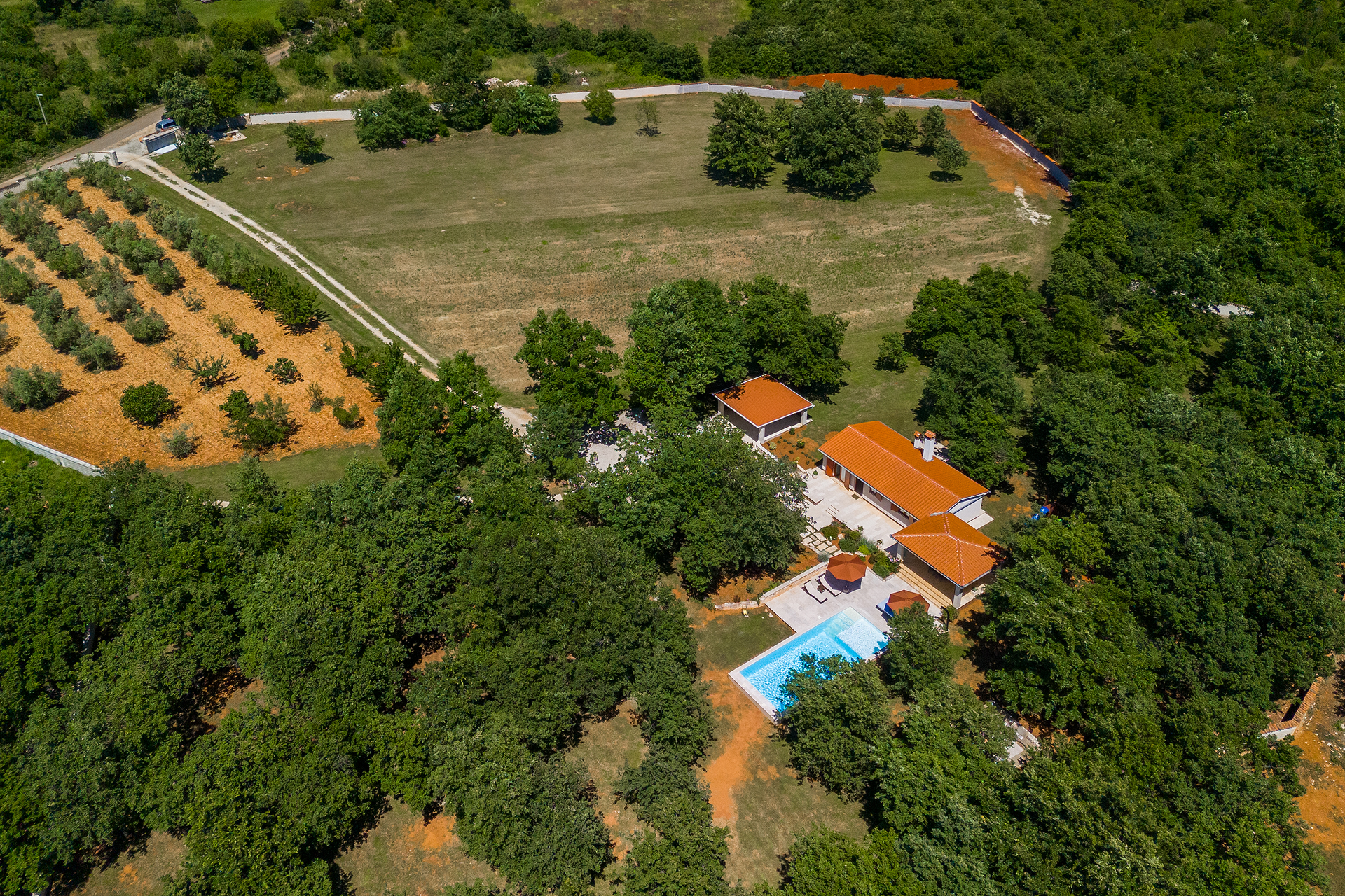 Villa with private pool for 4 persons, on a spacious property