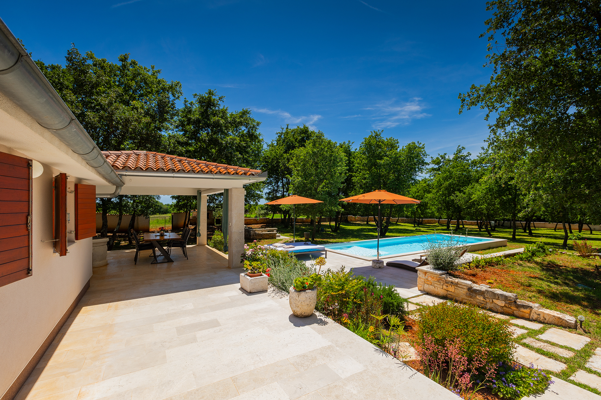 Villa with private pool for 4 persons, on a spacious property