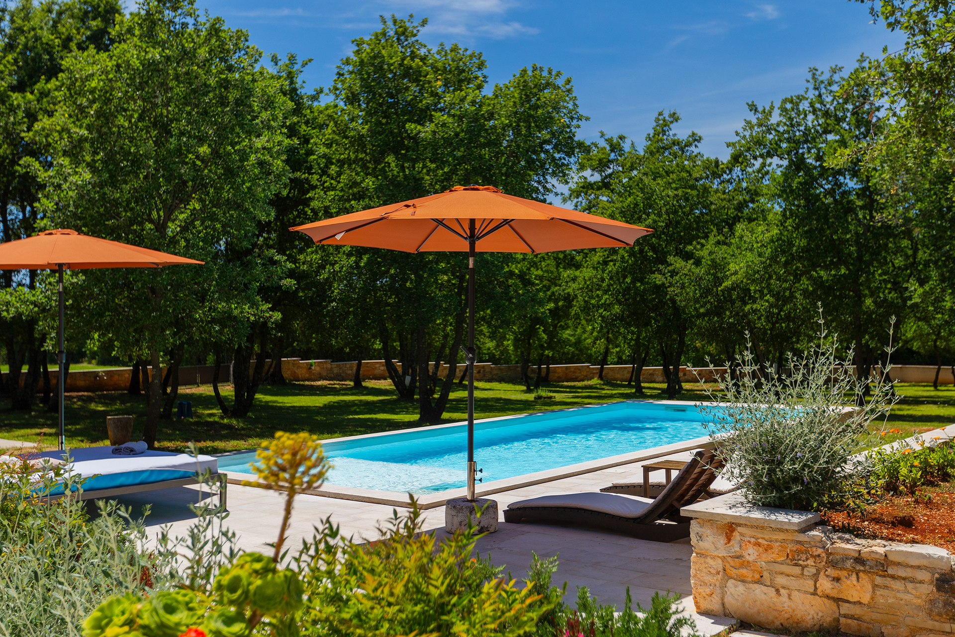 Villa with private pool for 4 persons, on a spacious property