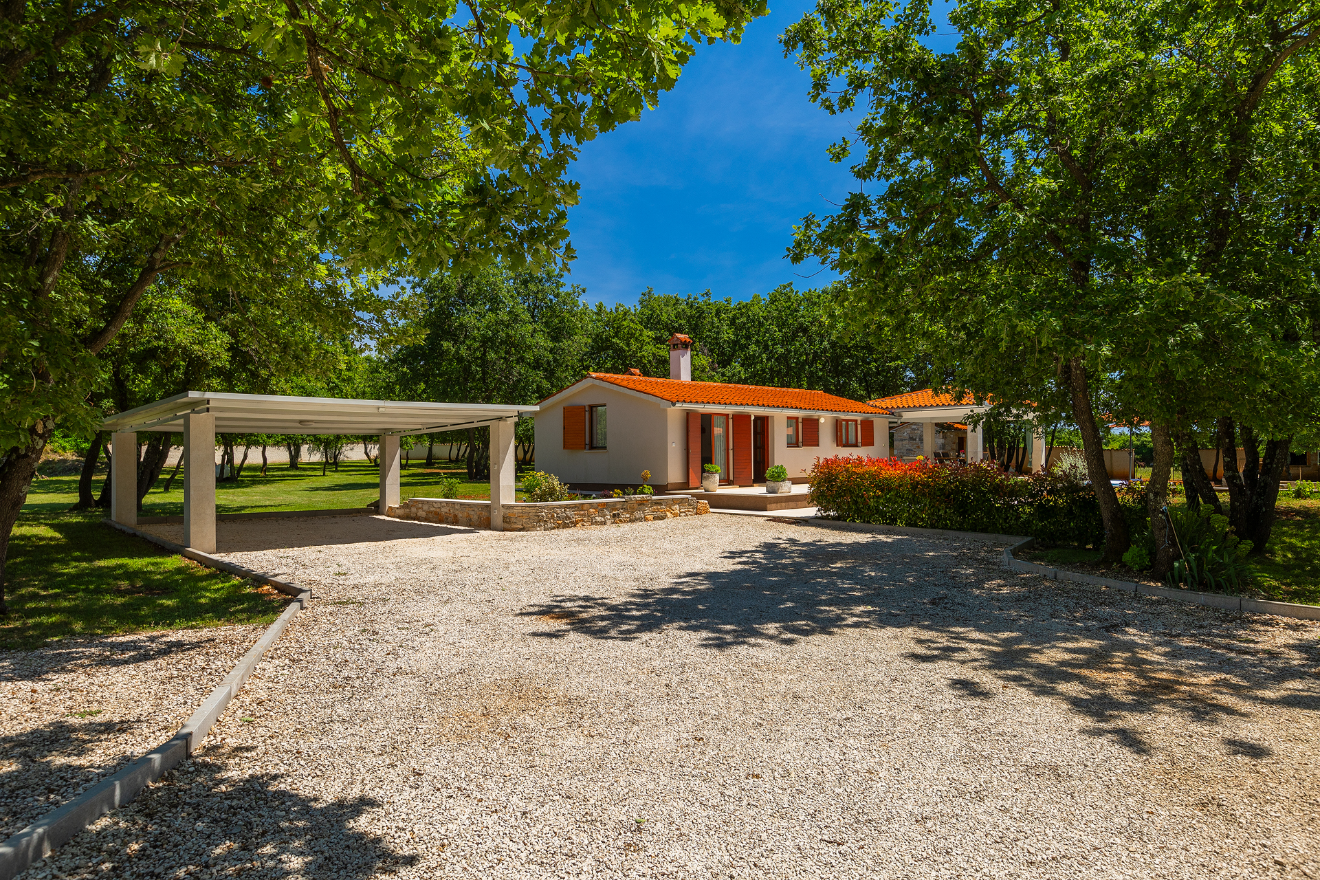 Villa with private pool for 4 persons, on a spacious property