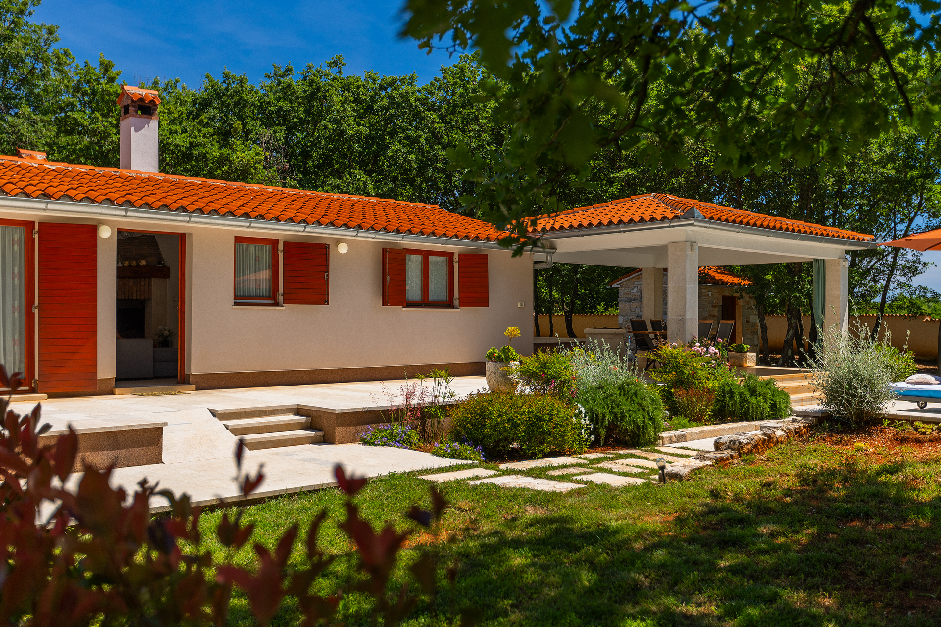 Villa with private pool for 4 persons, on a spacious property