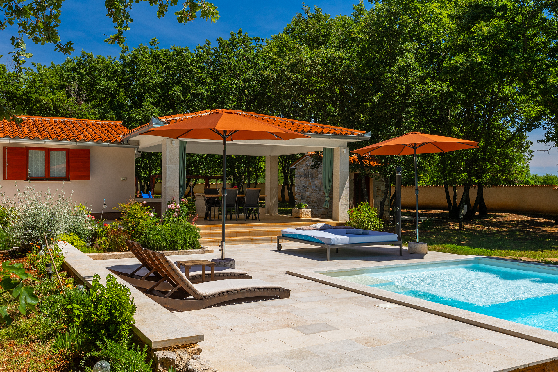 Villa with private pool for 4 persons, on a spacious property