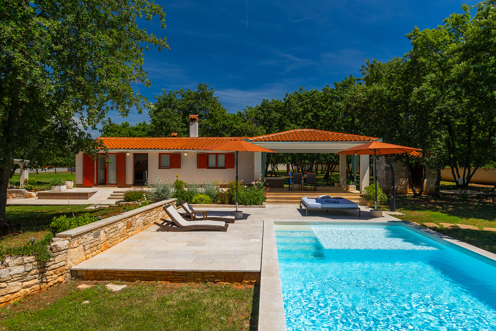 Villa with private pool for 4 persons, on a spacious property