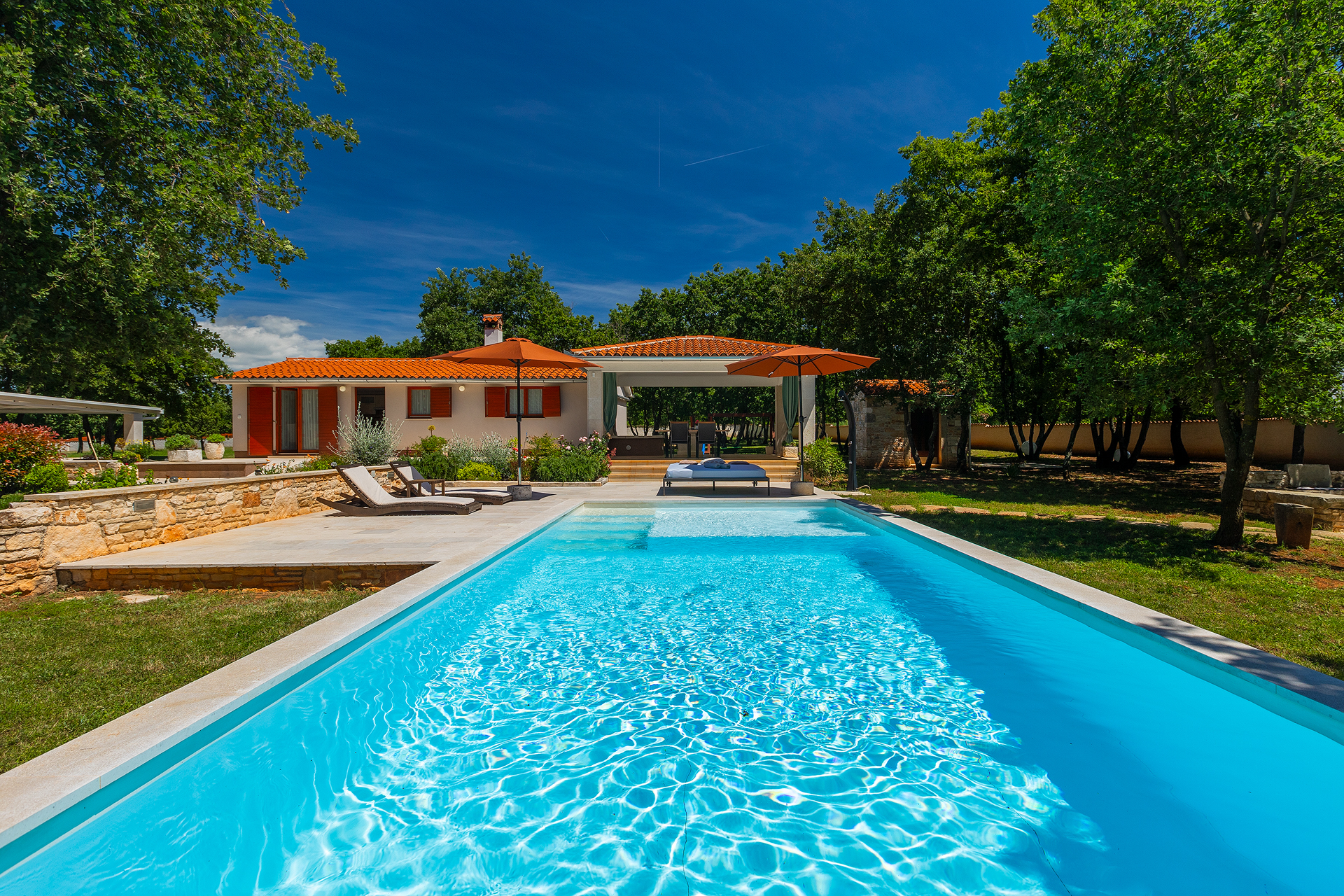 Villa with private pool for 4 persons, on a spacious property