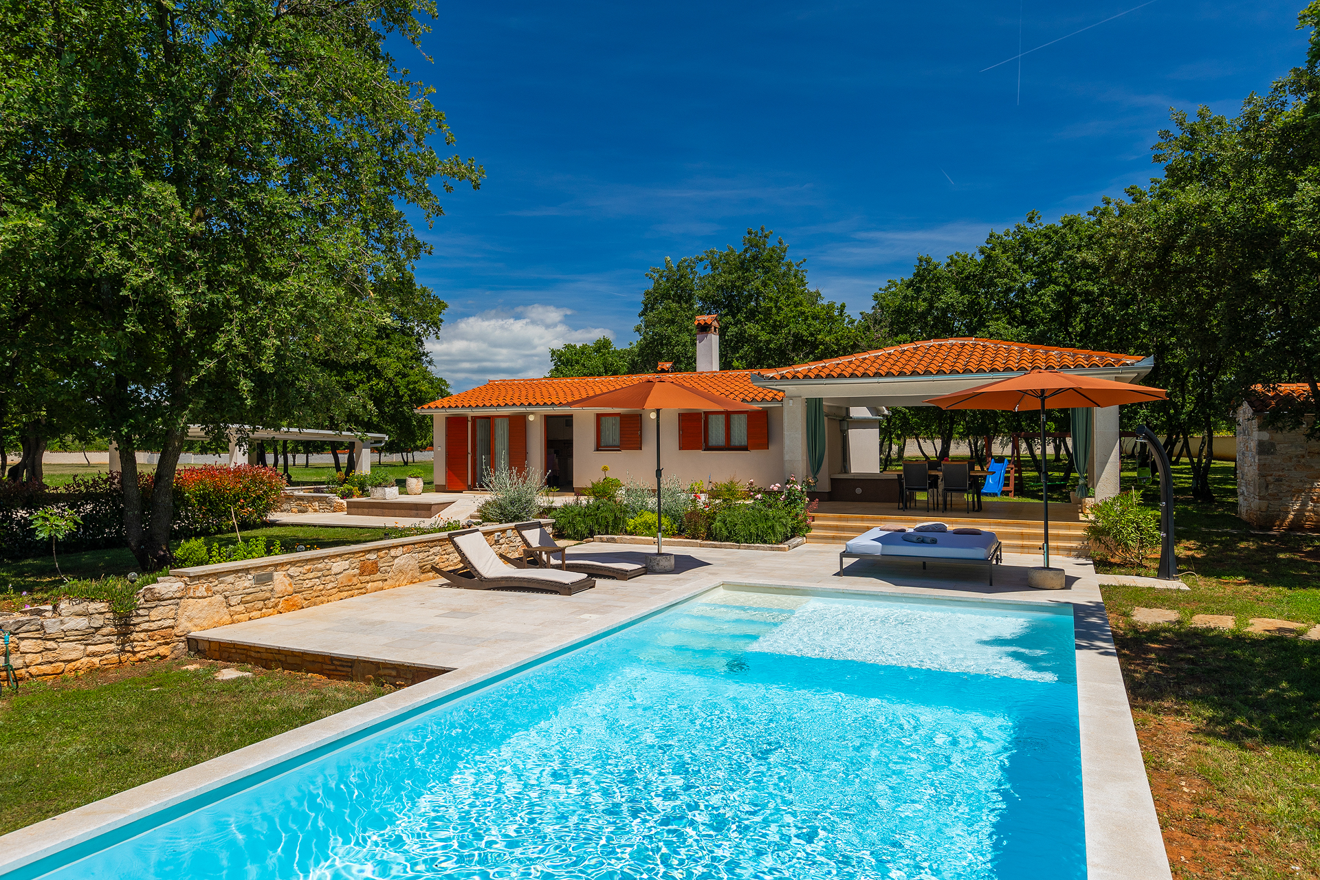 Villa with private pool for 4 persons, on a spacious property