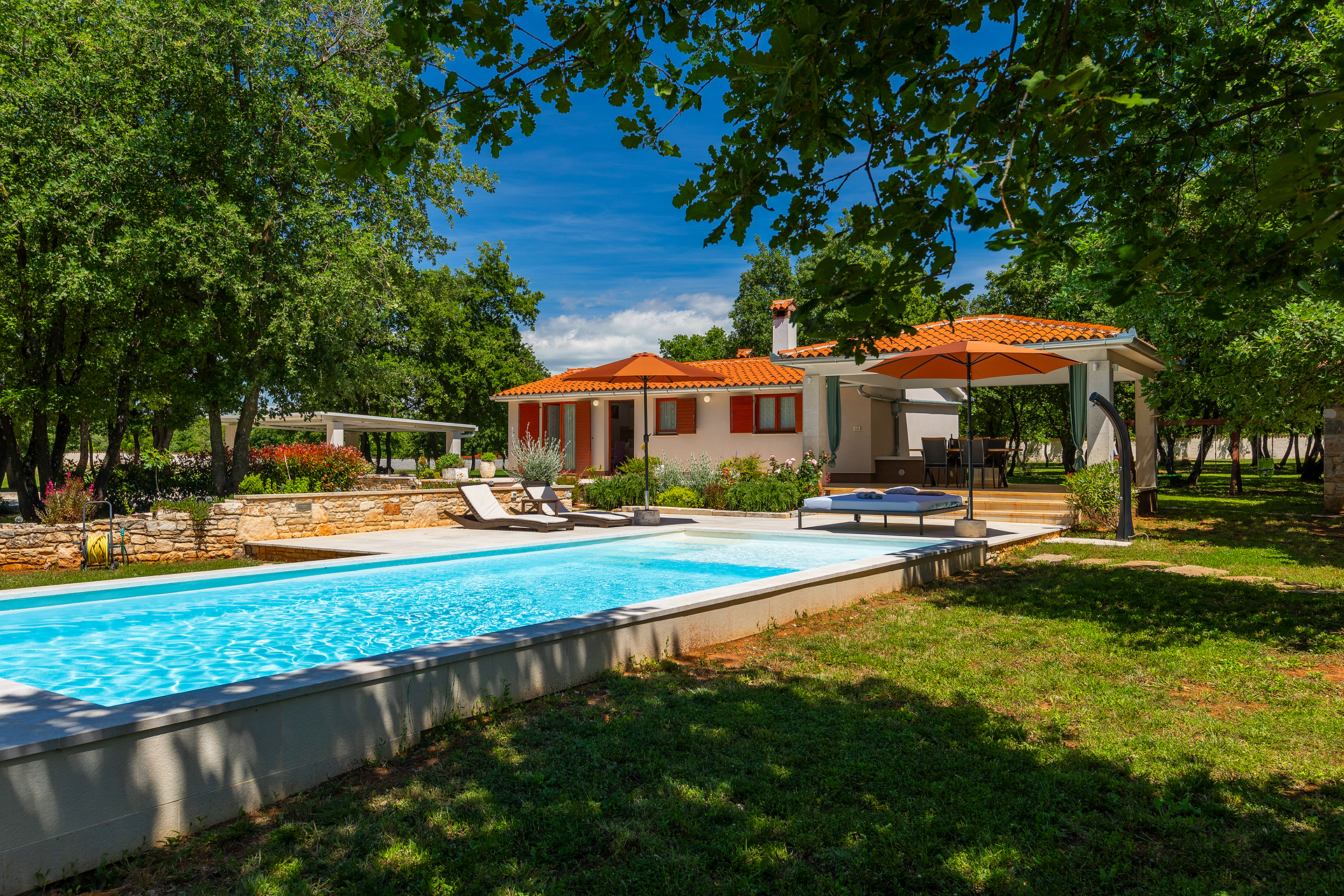 Villa with private pool for 4 persons, on a spacious property