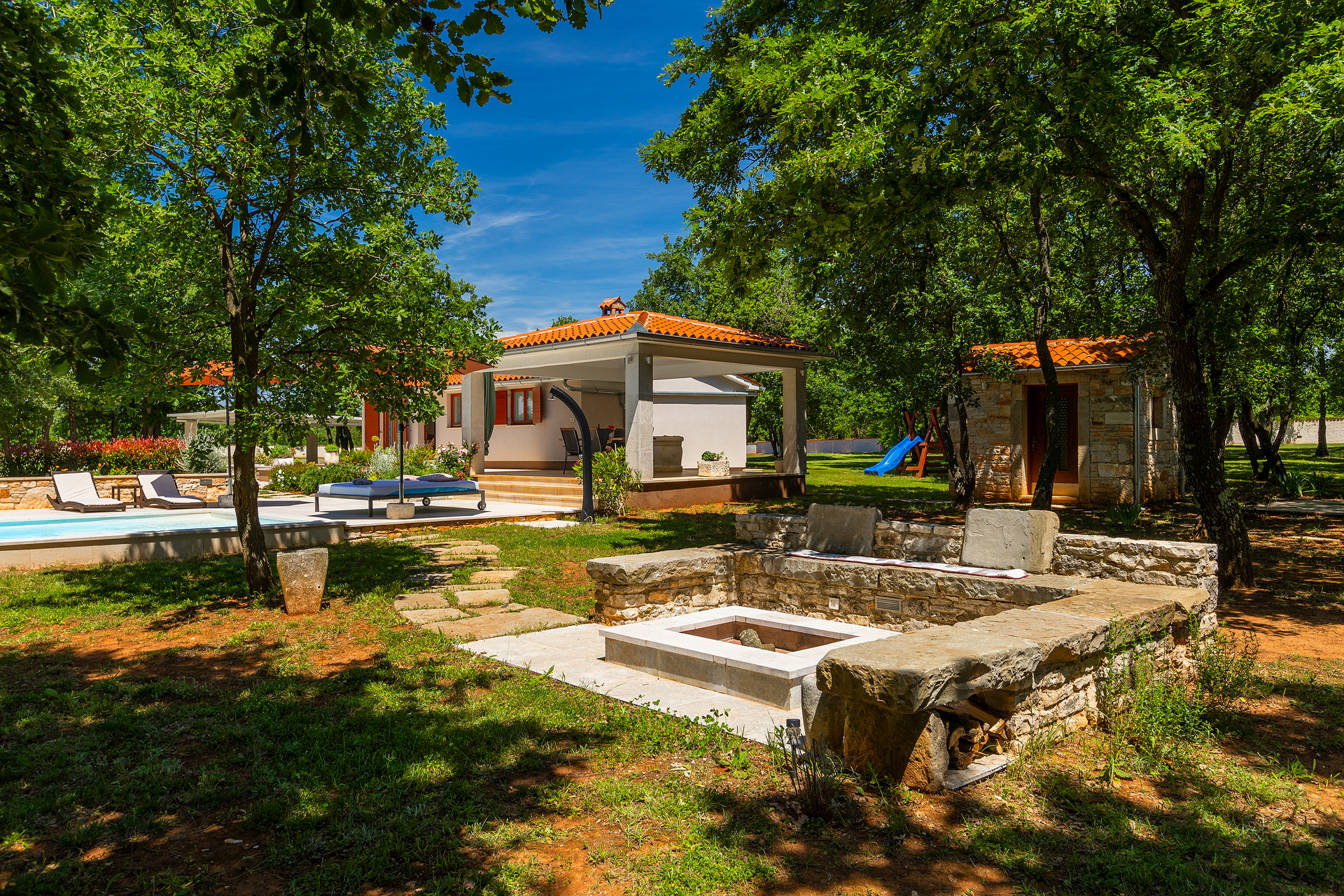 Villa with private pool for 4 persons, on a spacious property