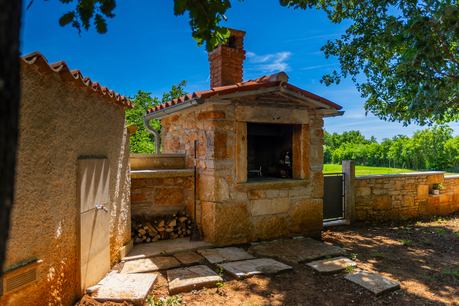 Villa with private pool for 4 persons, on a spacious property