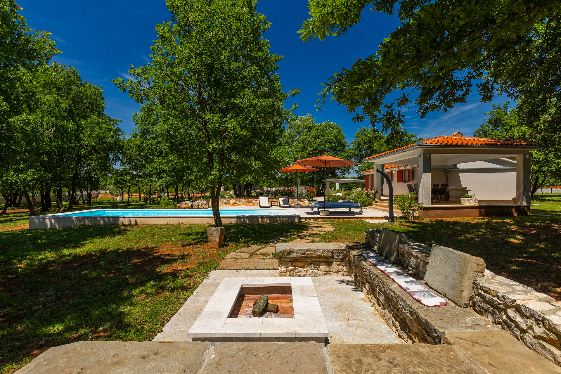 Villa with private pool for 4 persons, on a spacious property