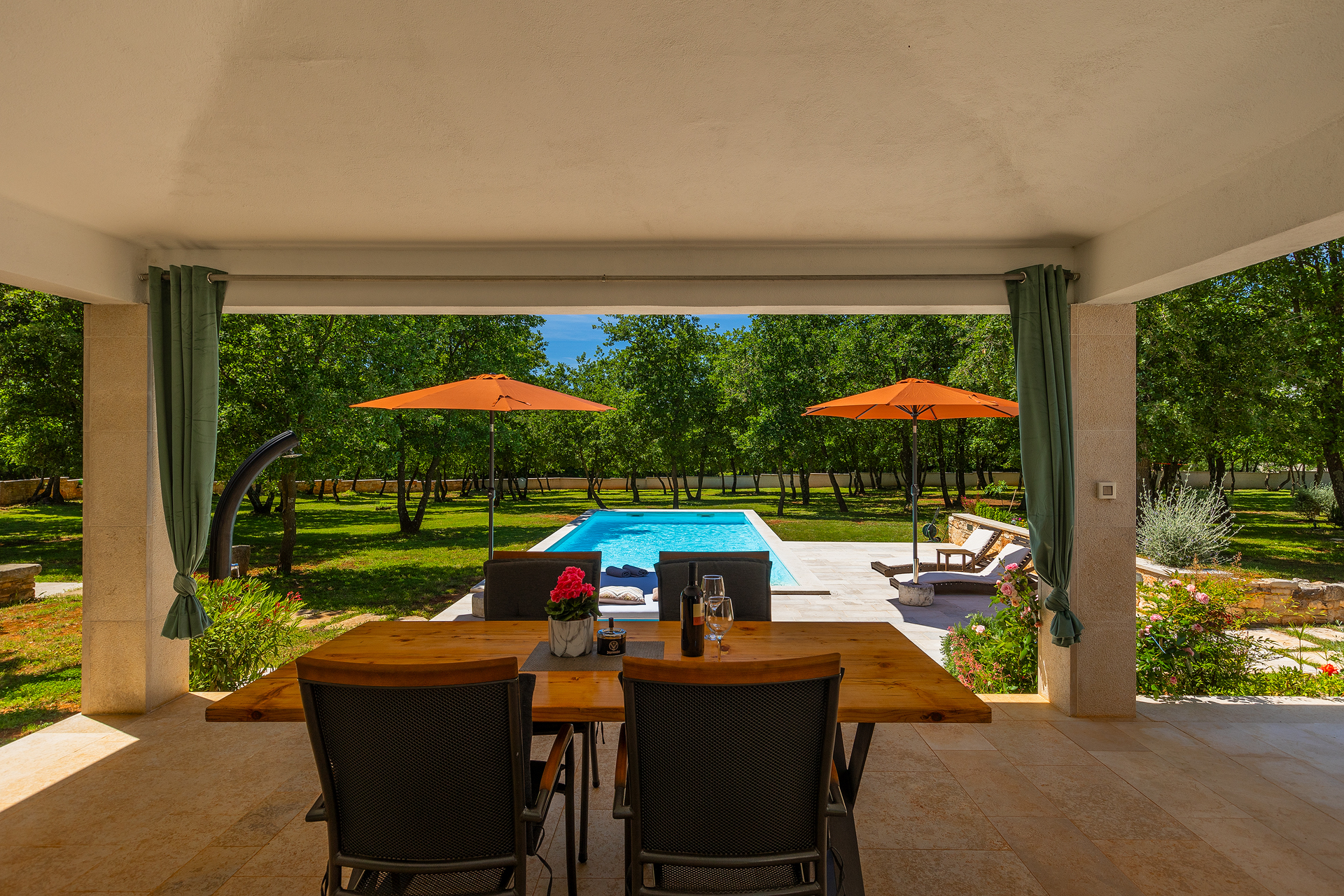 Villa with private pool for 4 persons, on a spacious property