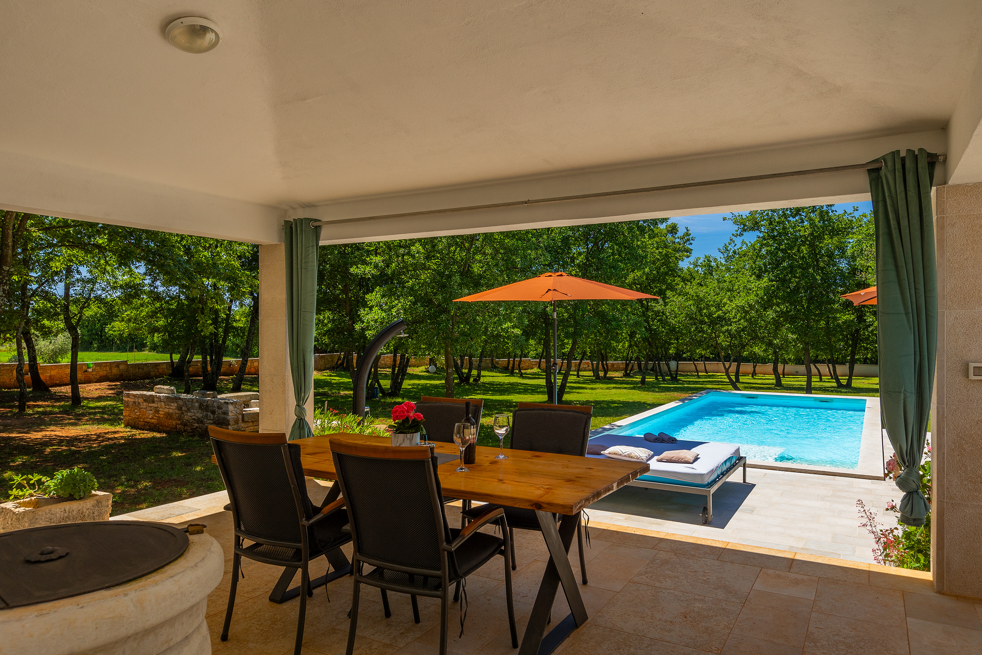 Villa with private pool for 4 persons, on a spacious property