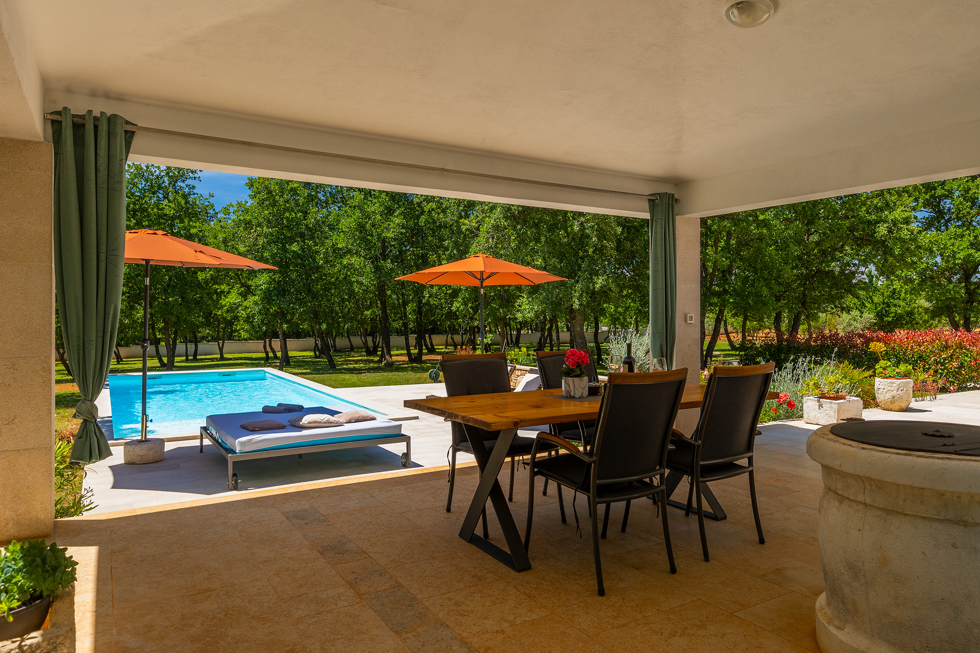 Villa with private pool for 4 persons, on a spacious property