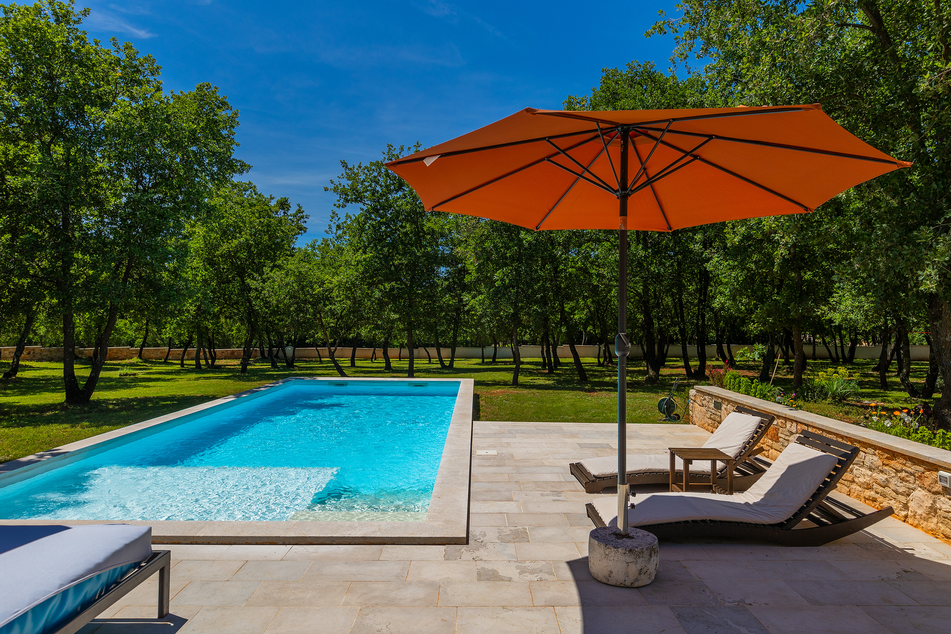 Villa with private pool for 4 persons, on a spacious property