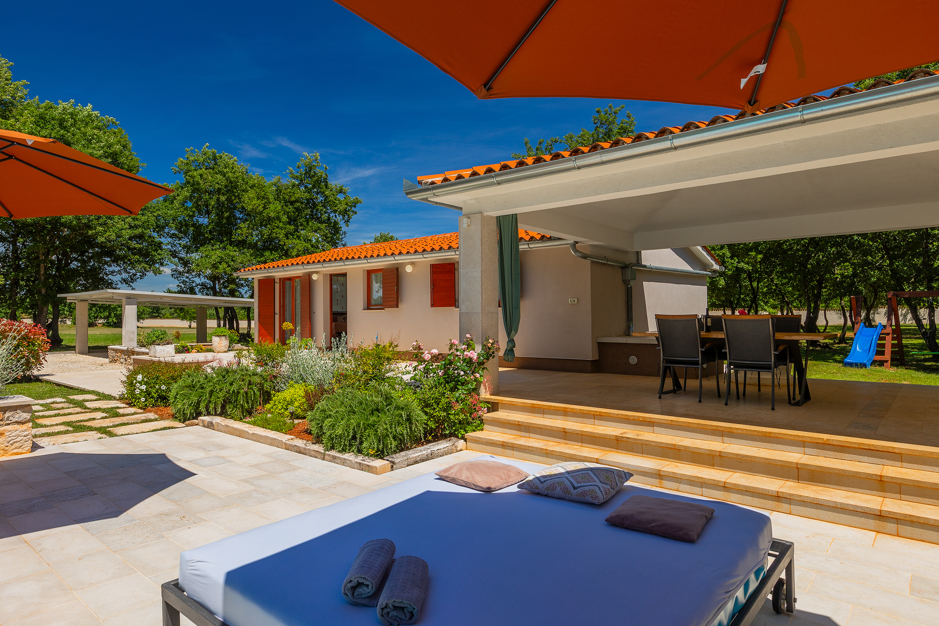 Villa with private pool for 4 persons, on a spacious property