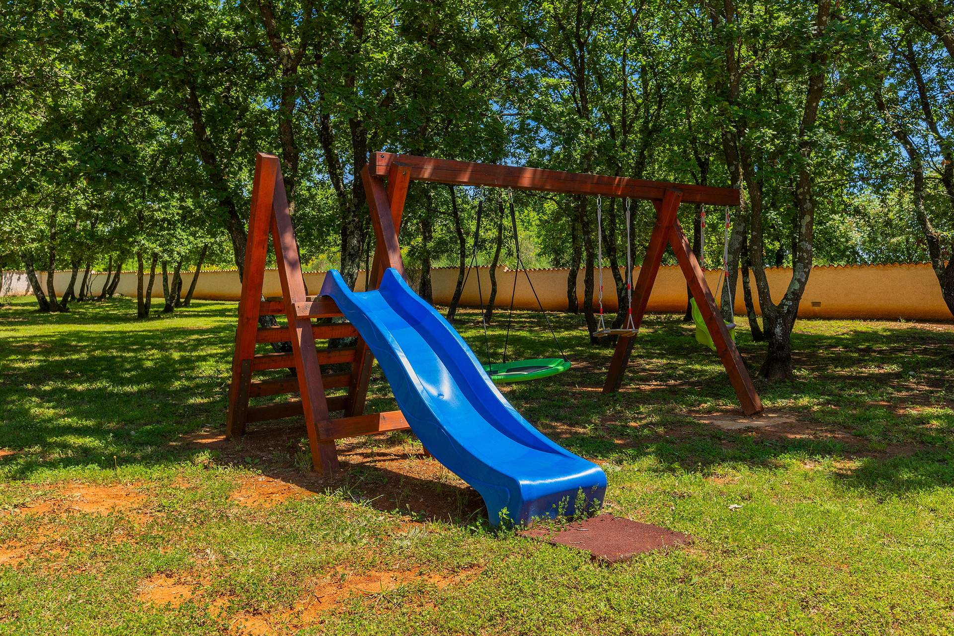 Villa with private pool for 4 persons, on a spacious property