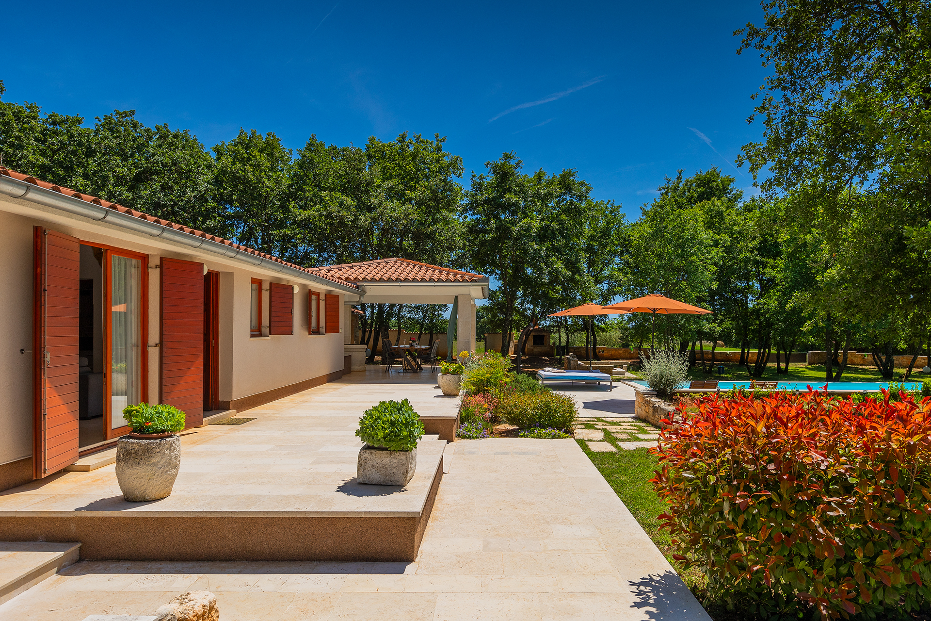 Villa with private pool for 4 persons, on a spacious property