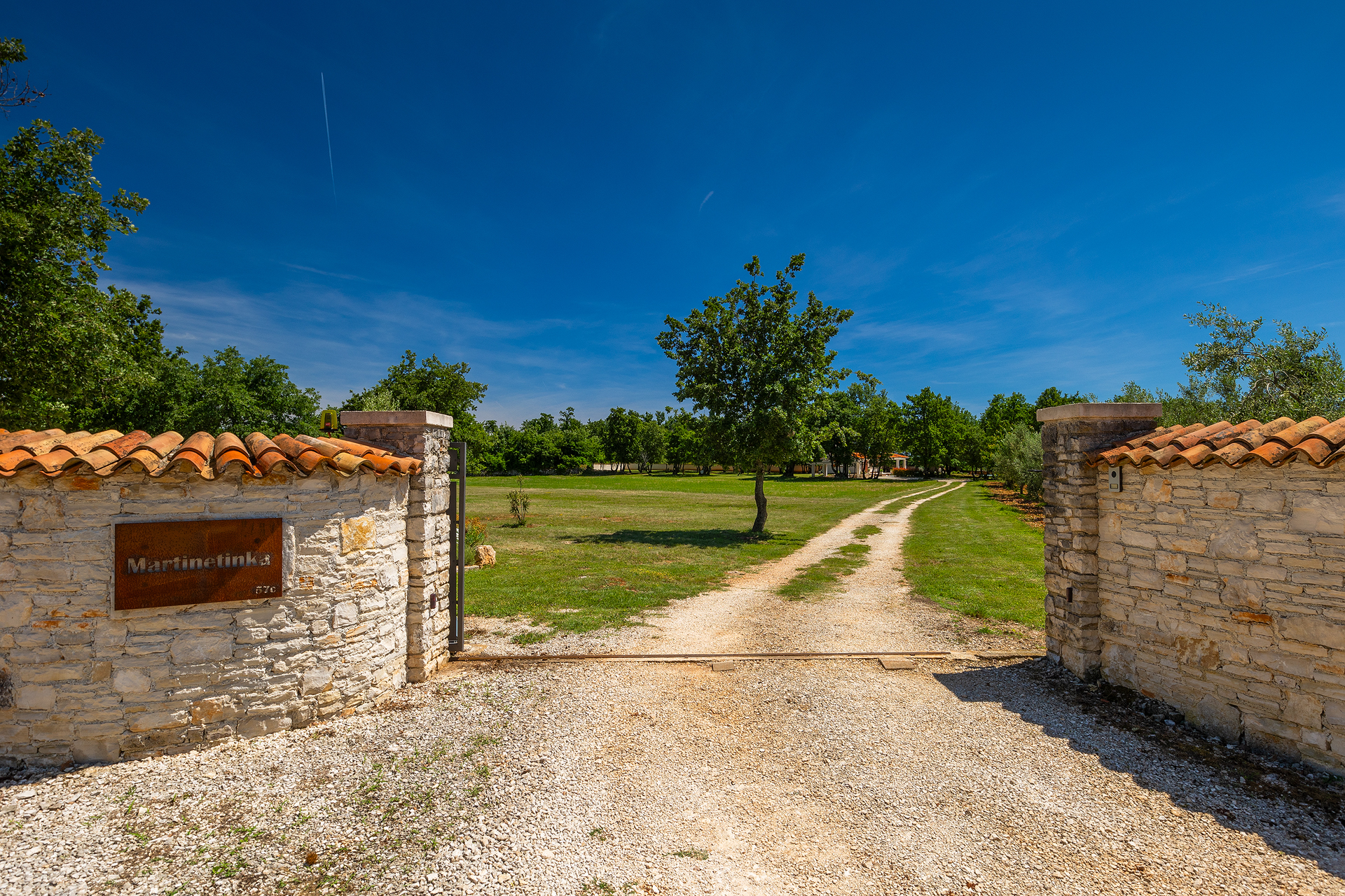 Villa with private pool for 4 persons, on a spacious property