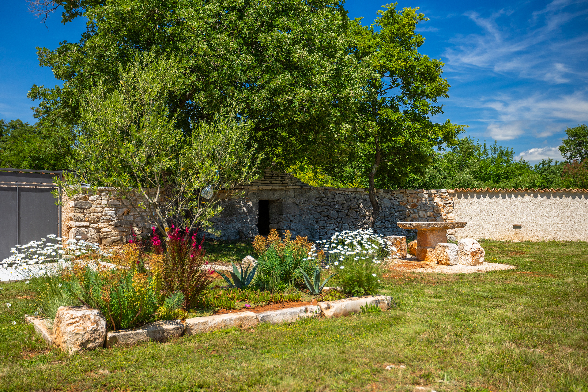 Villa with private pool for 4 persons, on a spacious property