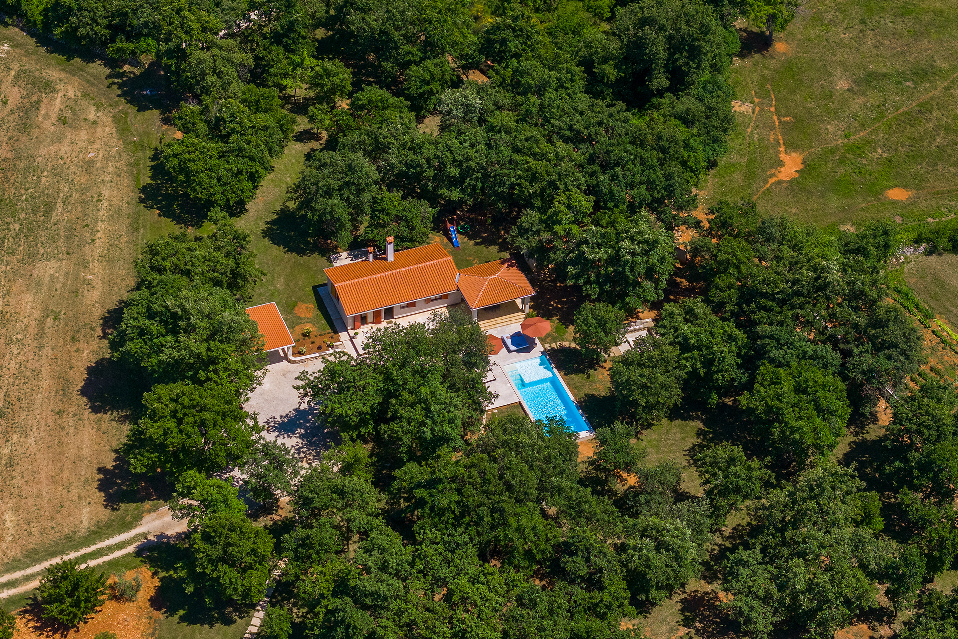Villa with private pool for 4 persons, on a spacious property