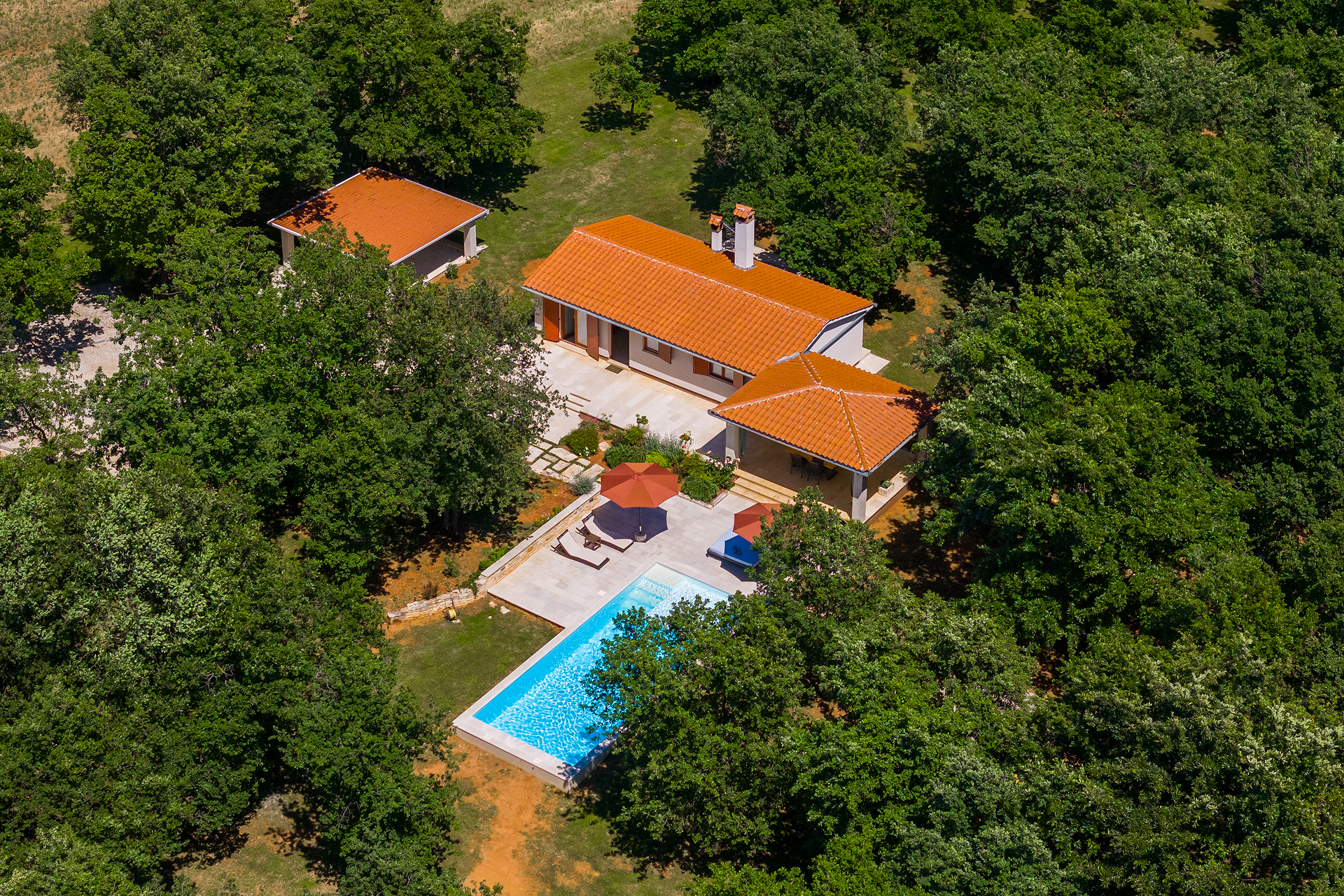 Villa with private pool for 4 persons, on a spacious property