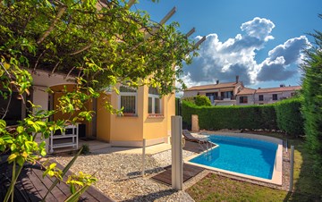 Beautifully decorated villa with private pool in Pula