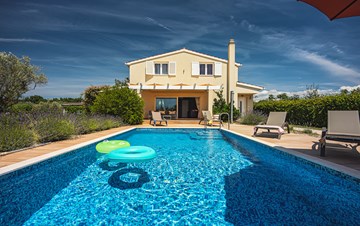 Beautiful villa with private pool and large garden