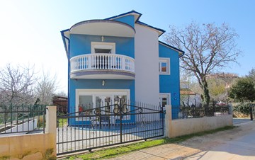 Modern eingerichtetes Casa Mate in Medulin mit 5 Schlafzimmern