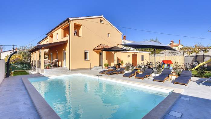 Beautiful villa for 10 people with children's playground, pool, 1