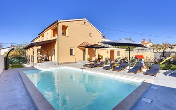 Beautiful villa for 10 people with children's playground, pool