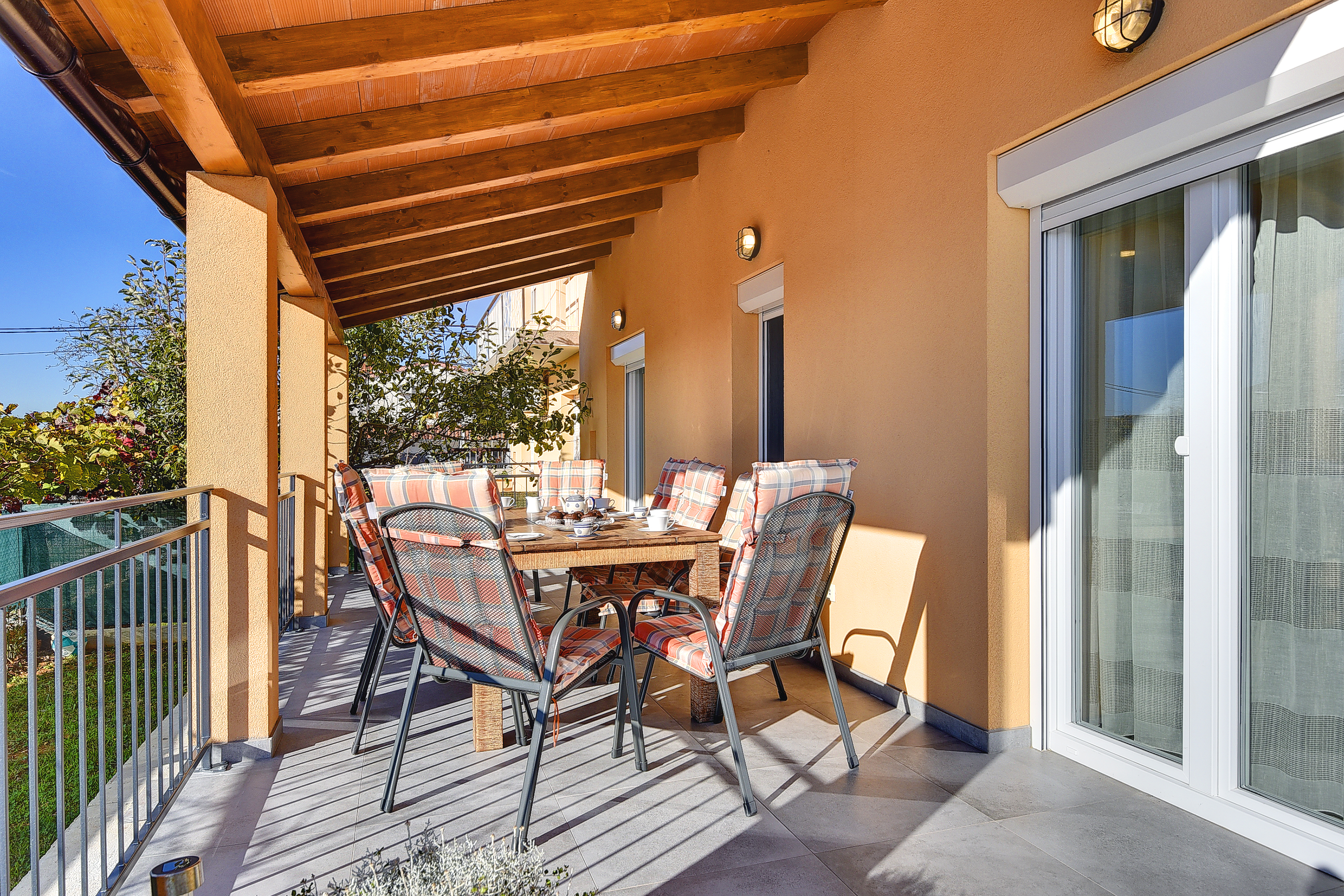 Beautiful villa for 10 people with children's playground, pool