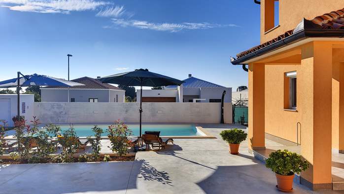 Beautiful villa for 10 people with children's playground, pool, 6
