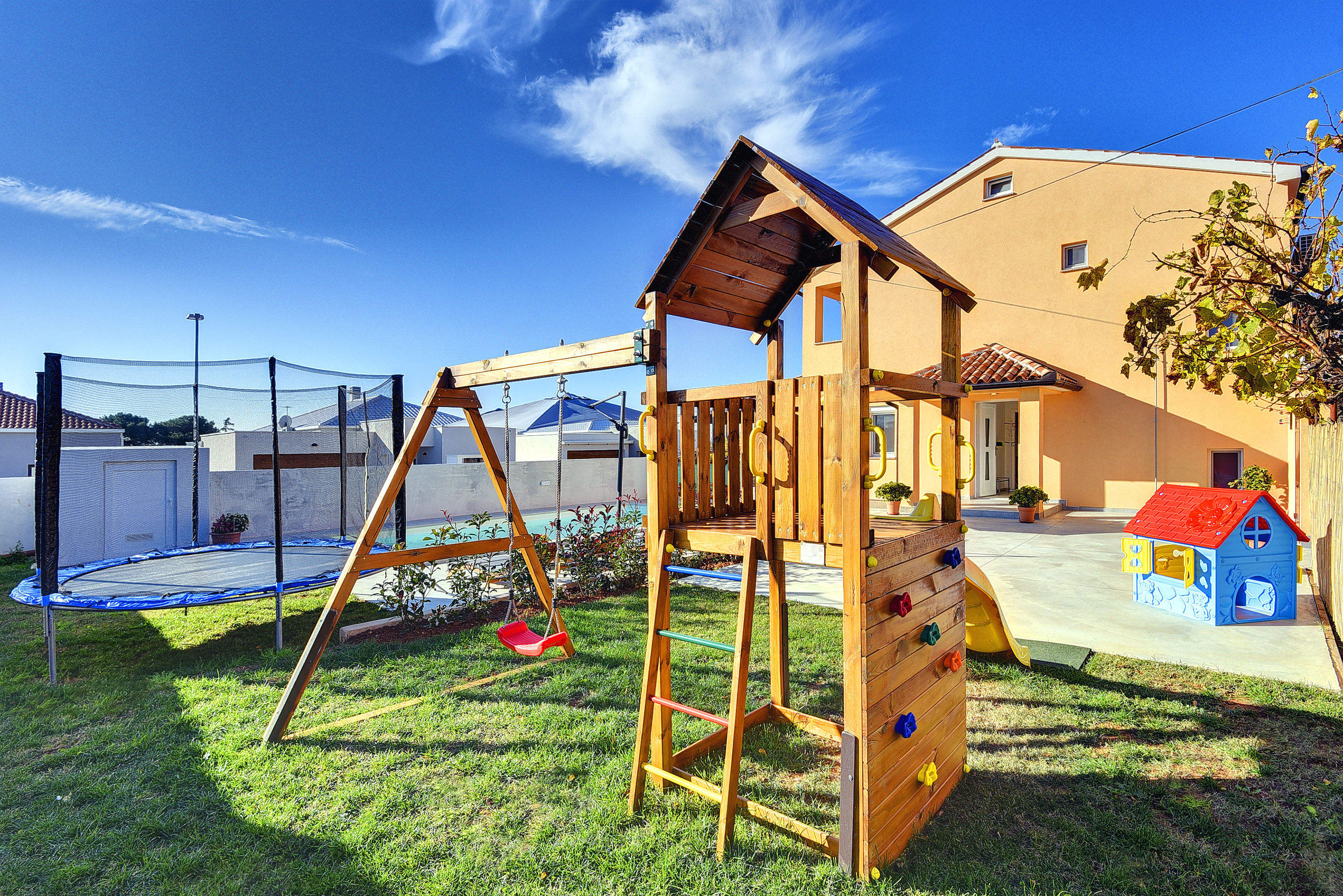 Beautiful villa for 10 people with children's playground, pool