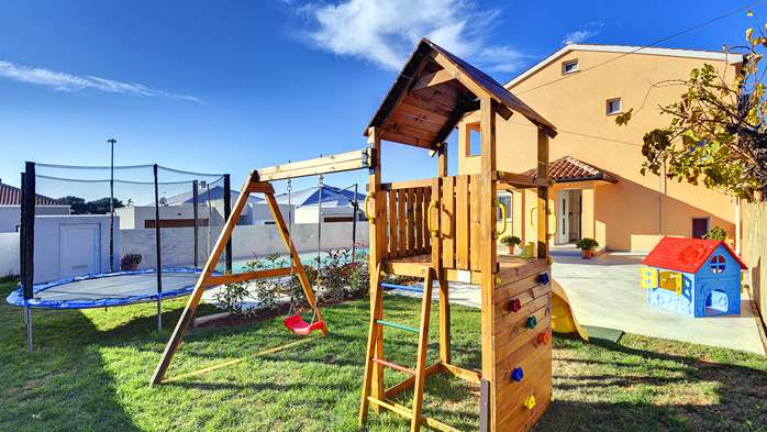Beautiful villa for 10 people with children's playground, pool, 3