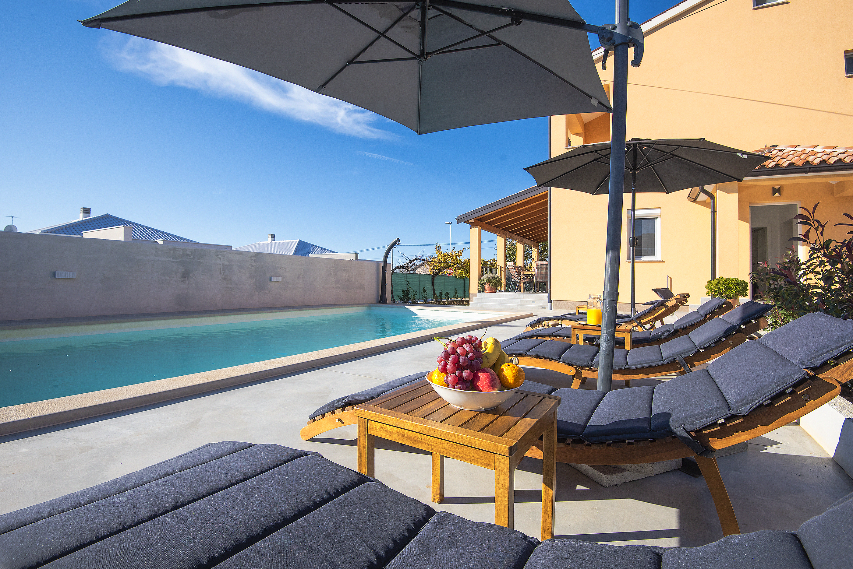 Beautiful villa for 10 people with children's playground, pool