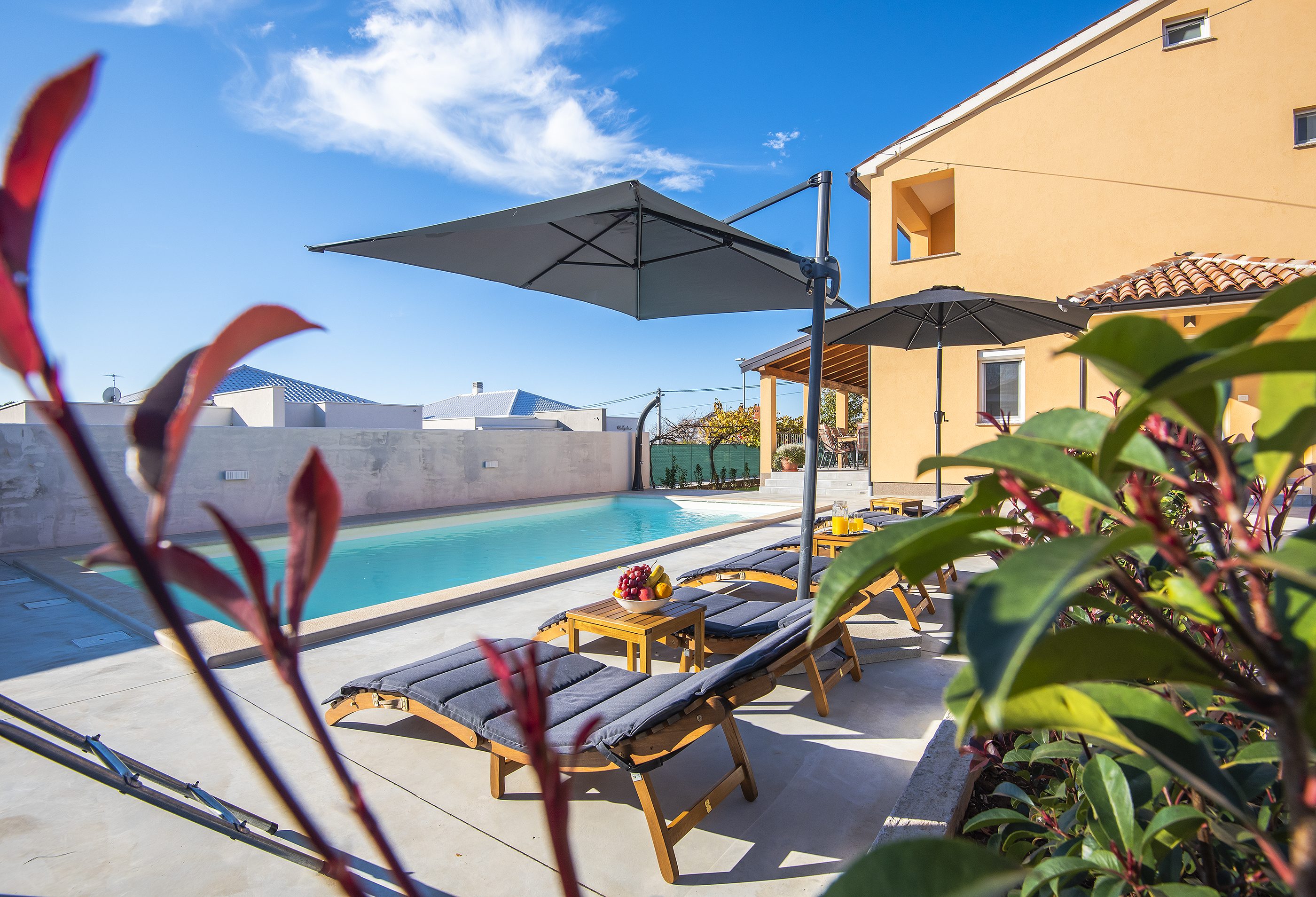 Beautiful villa for 10 people with children's playground, pool